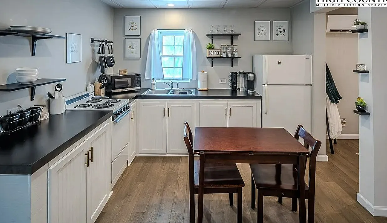 Studio, 575 sqft, $900 — Photo 2