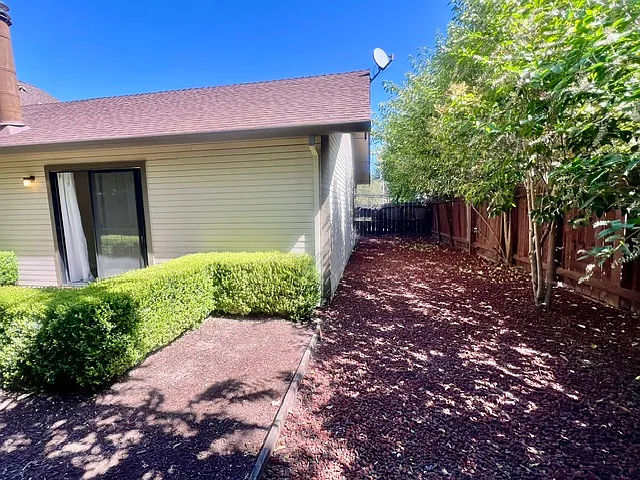 2217 Clay St — Photo 32