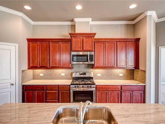 5th image of 2621 Portland Ct