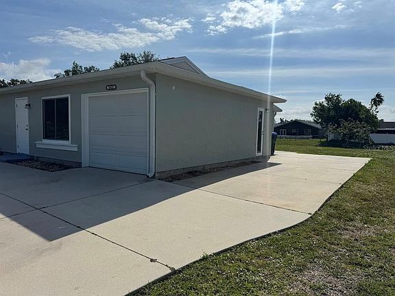 3rd image of 2422 Roxbury Cir
