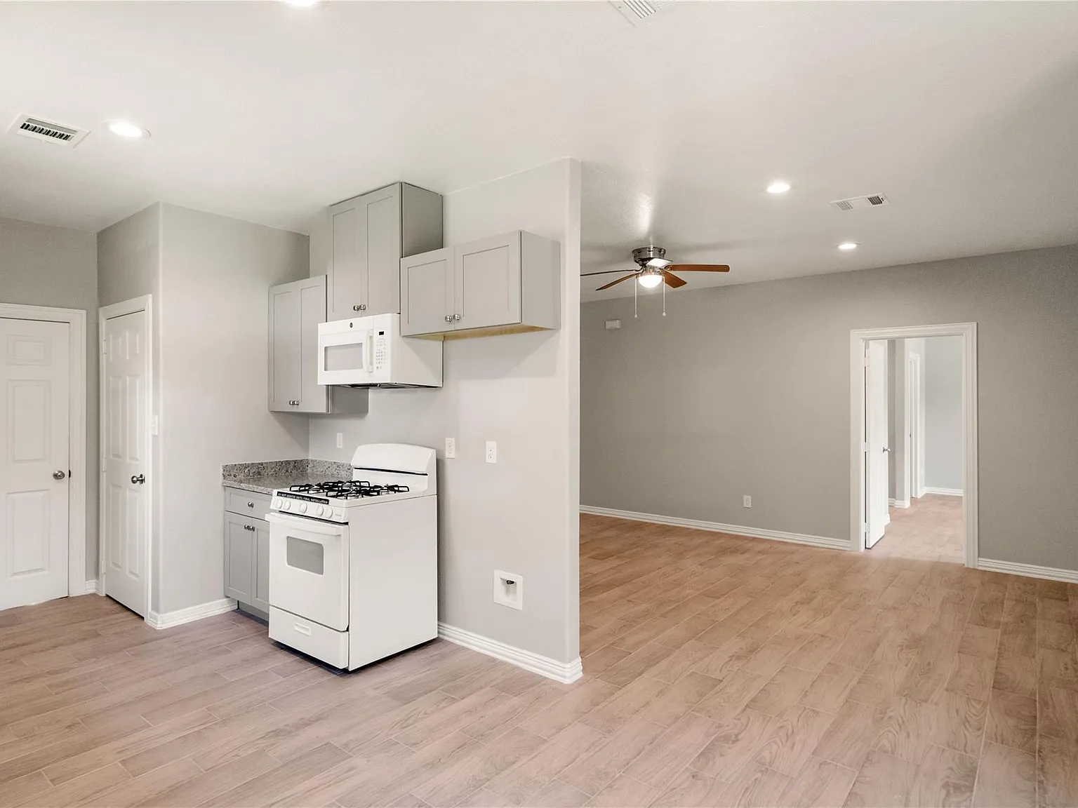 3 bed, 2.0 bath, 1756 sqft, $1,800 — Photo 4
