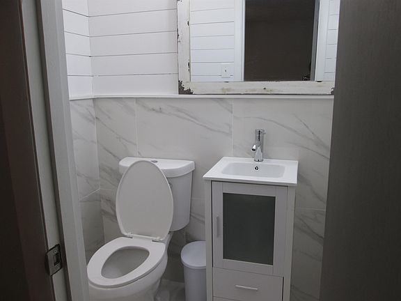 3rd image of 806 Parkrose Ave