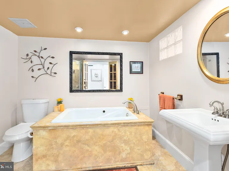809 Caroline St #301 — Photo 7