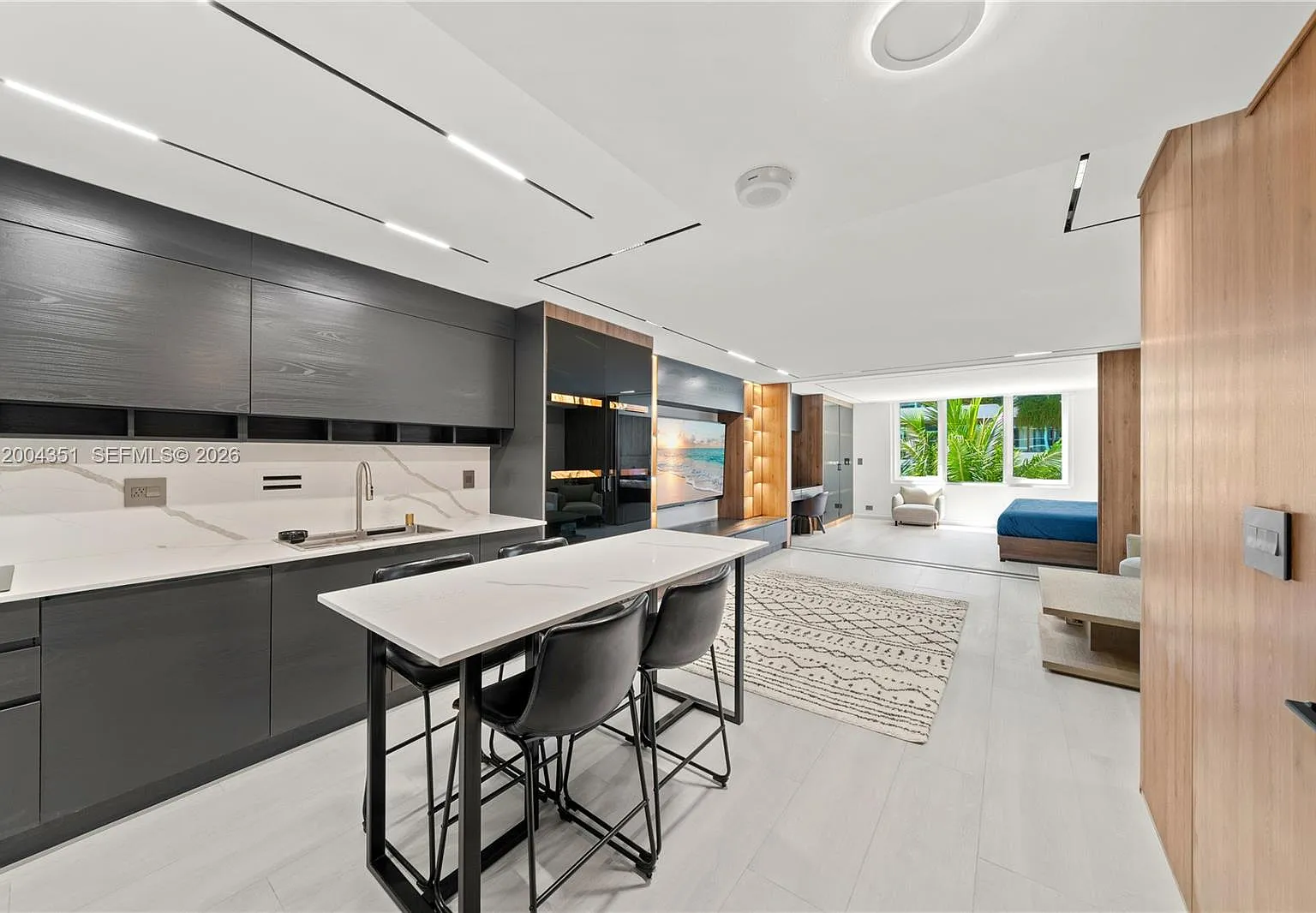 Roney Palace Condo — Photo 4