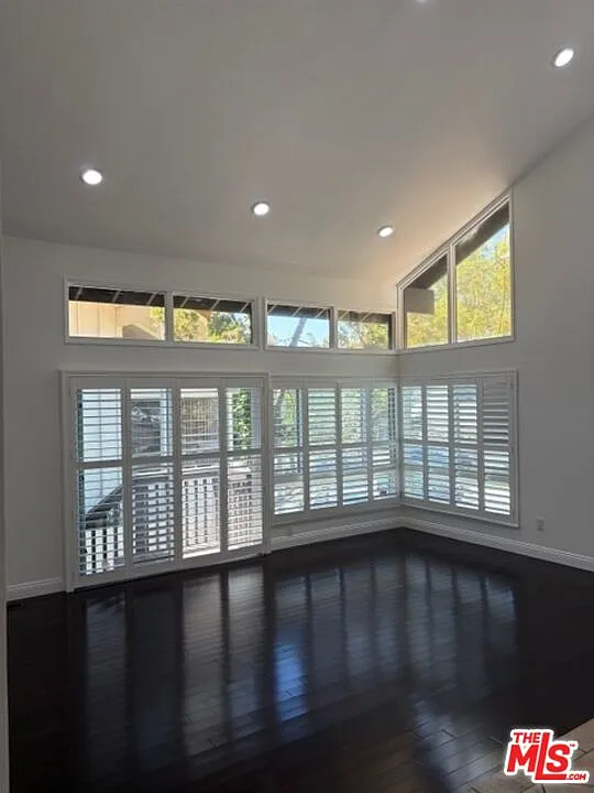 3 bed, 3.0 bath, 2453 sqft, $9,000 — Photo 2