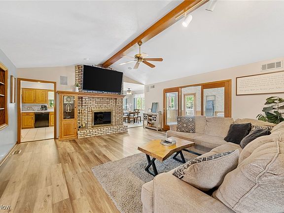 4th image of 218 Tanglewood Dr