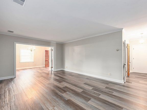 5th image of 918 W Forest Ave