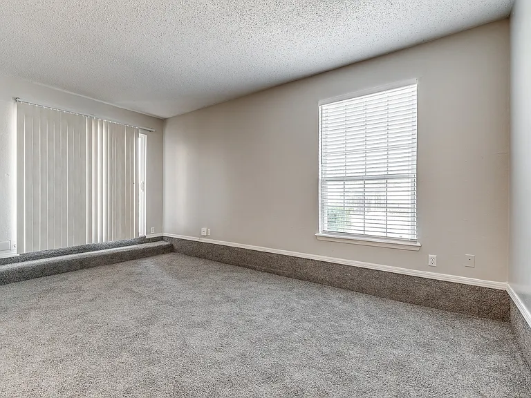 Fairfax Apartments — Photo 14