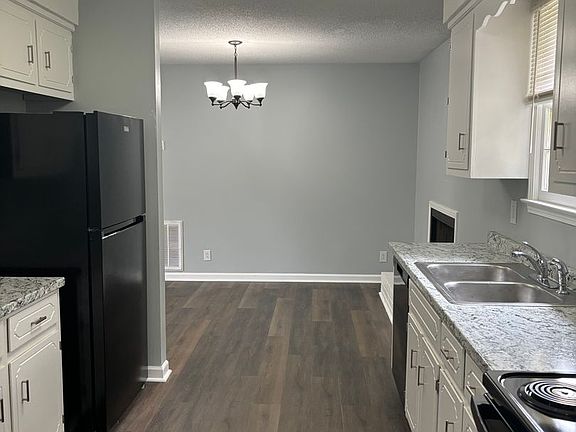 5th image of 682 Debbie Dr
