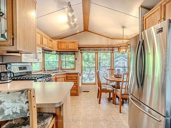 4th image of 13 Huron Cir