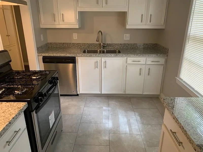 3 bed, 1.0 bath, 1080 sqft, $1,300 — Photo 2