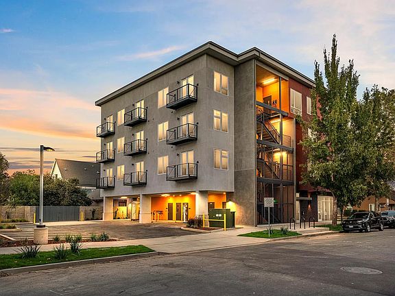 3rd image of 927 U St #405