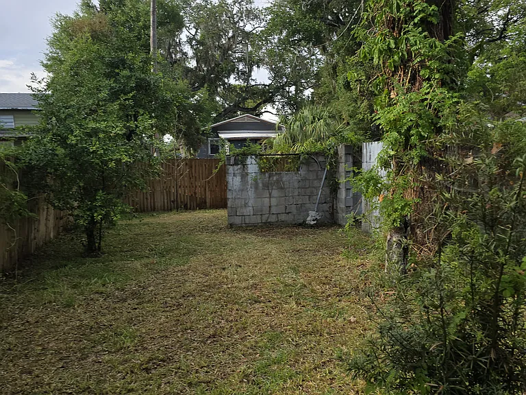 319 W West St — Photo 23