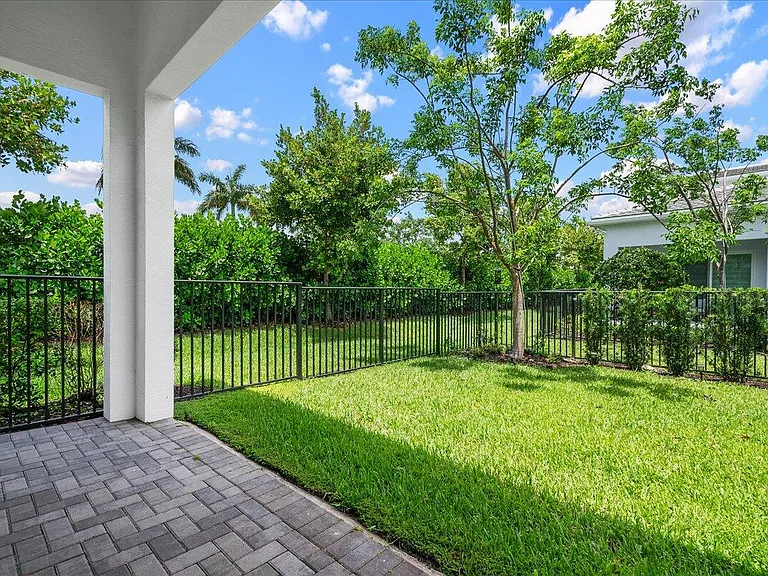 16493 Helix Ct — Photo 17