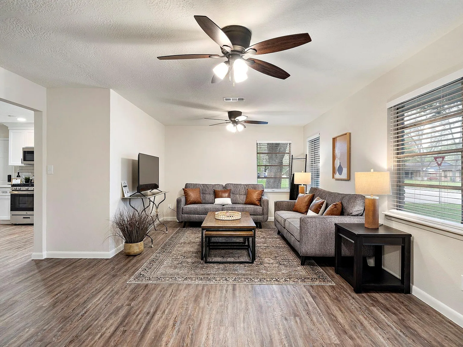 4 bed, 2.0 bath, 1554 sqft, $2,800 — Photo 4