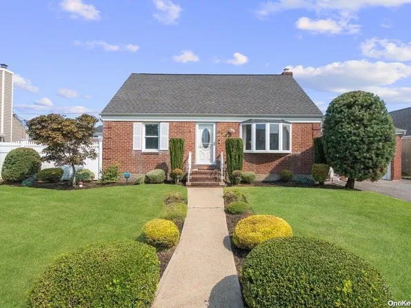 876 Oaks Drive, Franklin Square, NY 11010