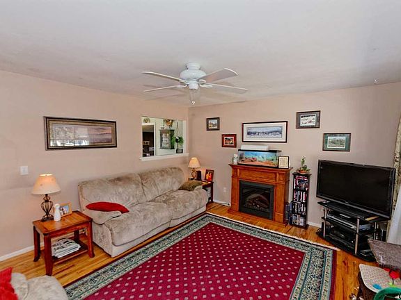 3rd image of 39 Margaret Dr