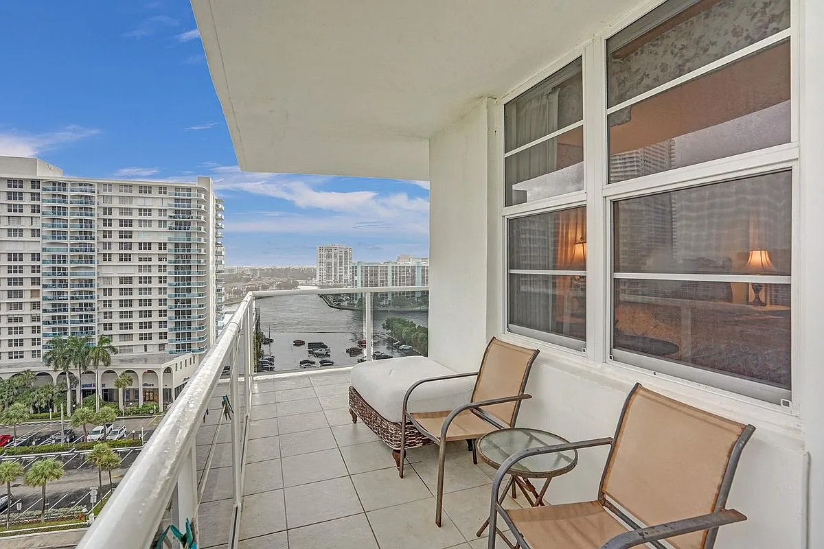 2 bed, 2.0 bath, 1459 sqft, $2,800 — Photo 2