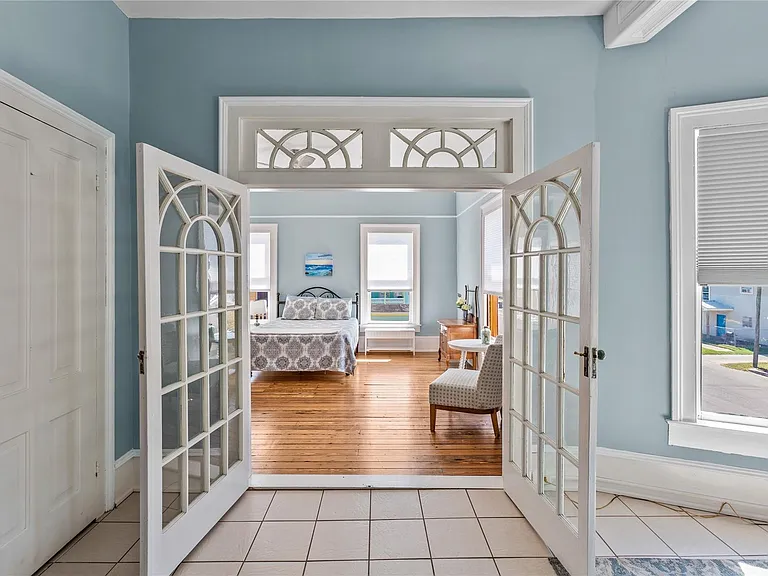 2927 Bernardo De Galvez Ave — Photo 17