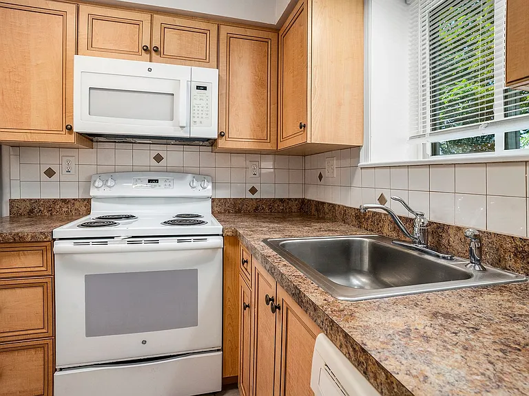 Maple Court Apartments — Photo 9