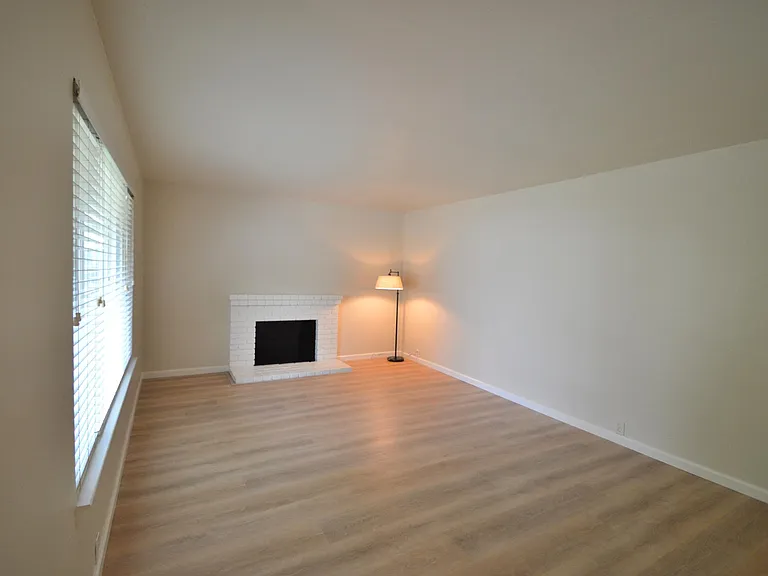 7275 Valley Trails Dr — Photo 2