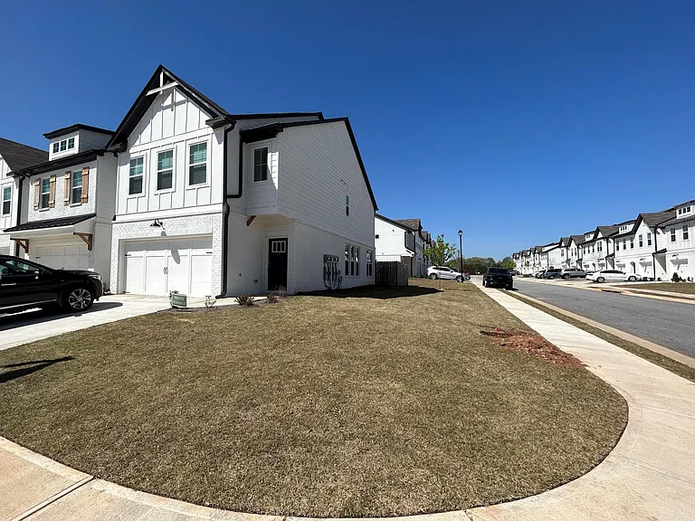 corner/end-unit with spacious yard