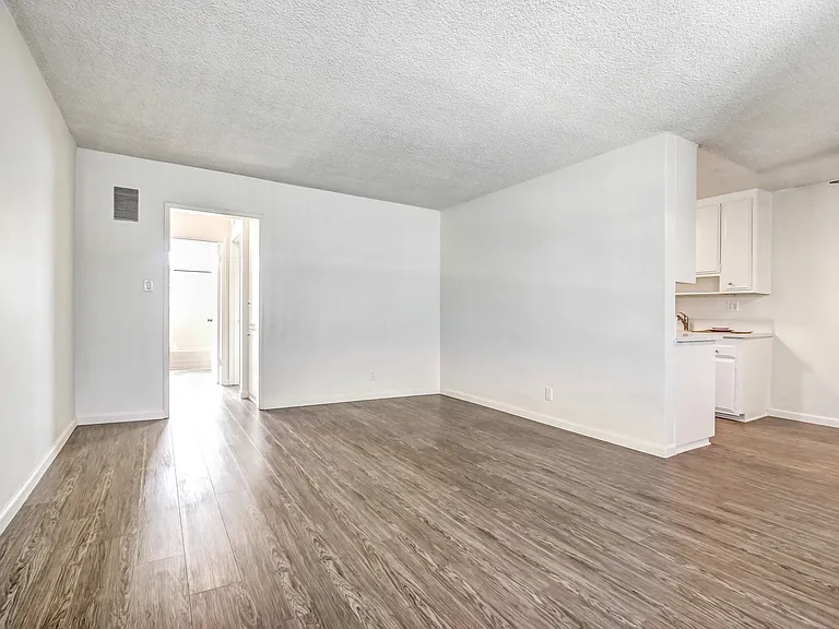 Woodman Apartments — Photo 63