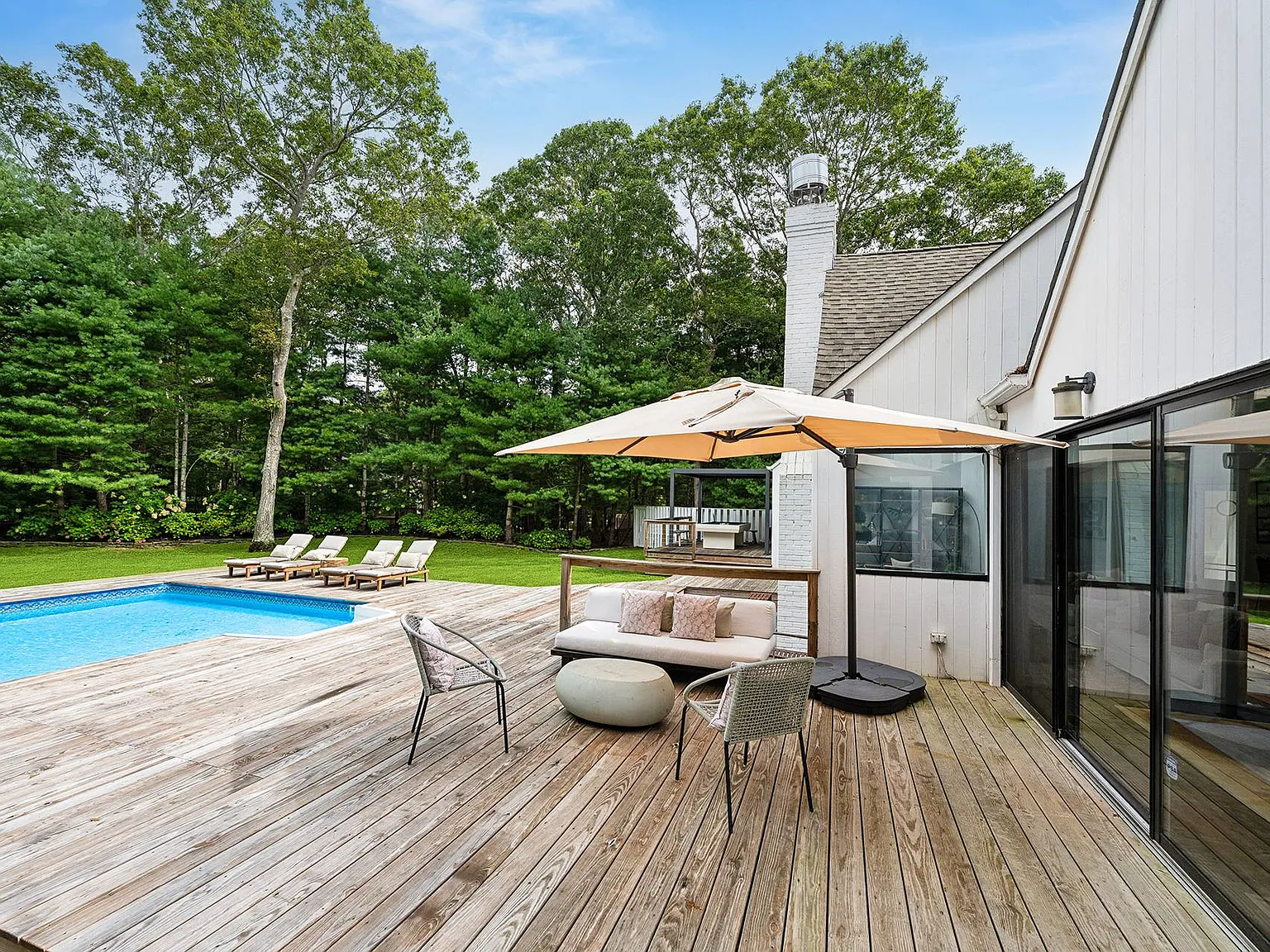 Contemporary in East Hampton Northwest — Photo 2