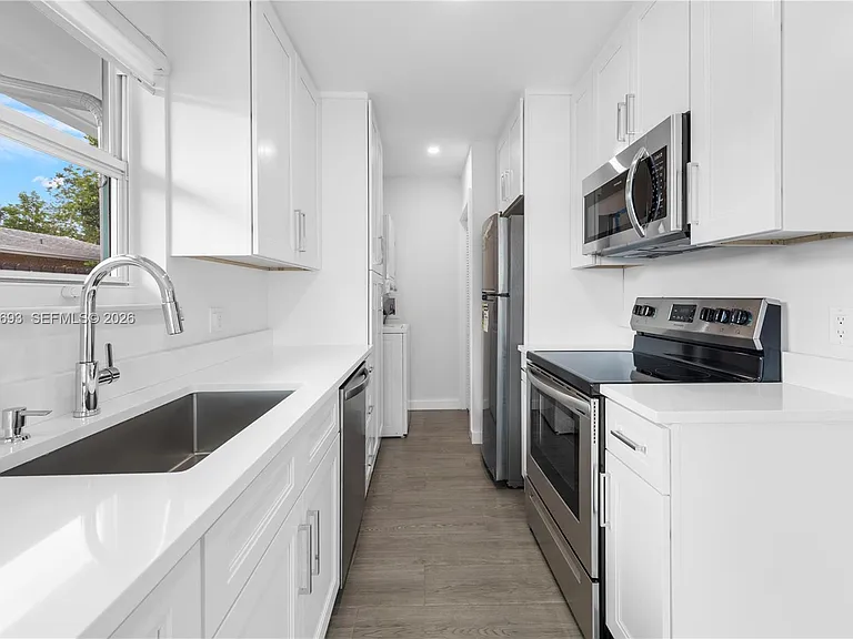 831 NE 40th St #3 — Photo 10