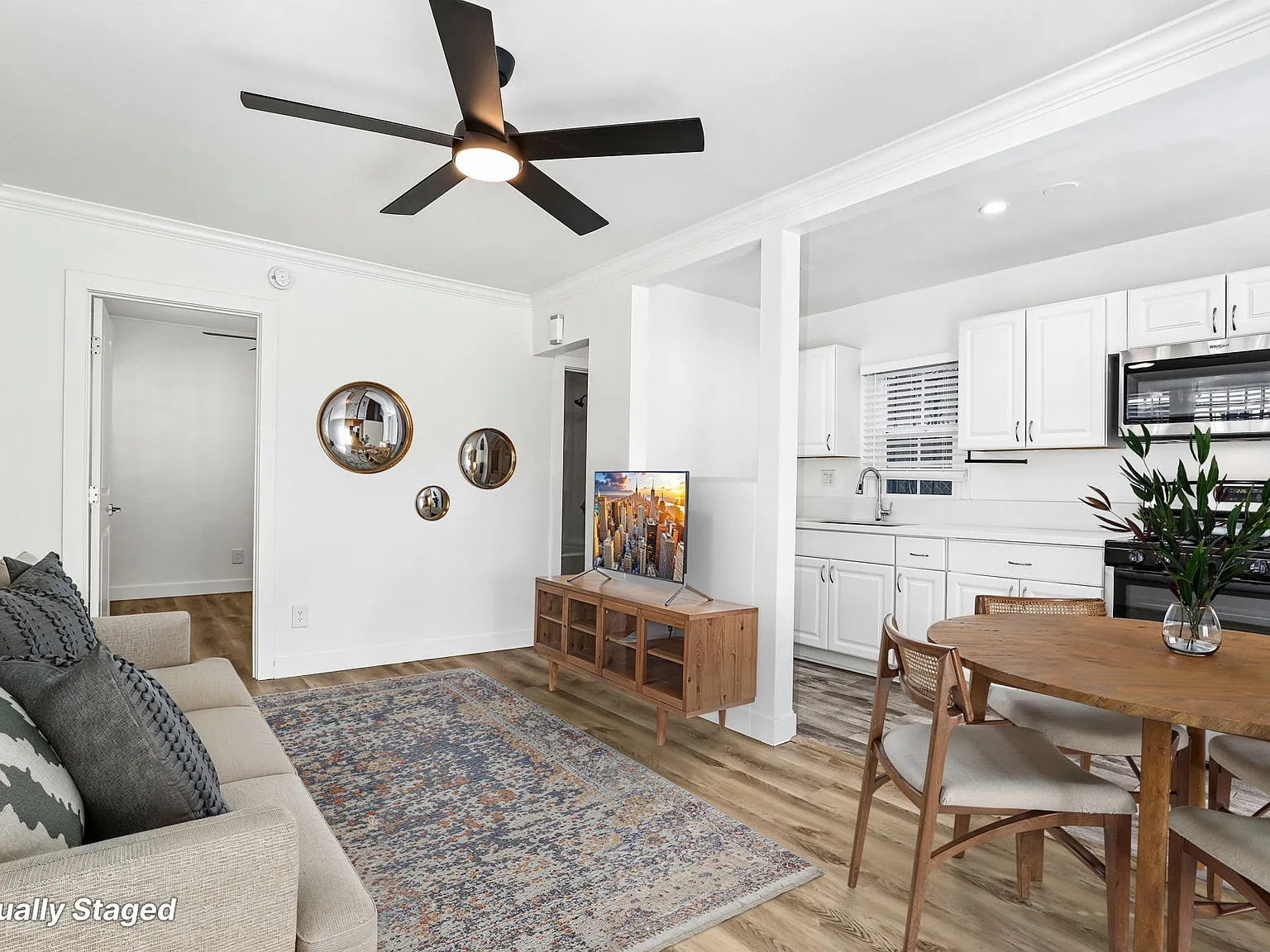 2222 7th Ave - Remodeled 1 Bedroom Apt. — Photo 3