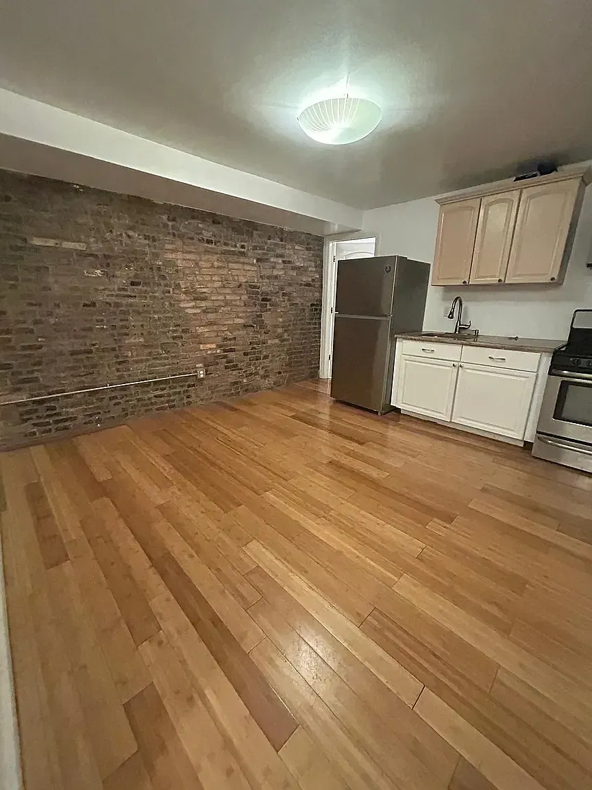 3 bed, 1000 sqft, $2,749 — Photo 1