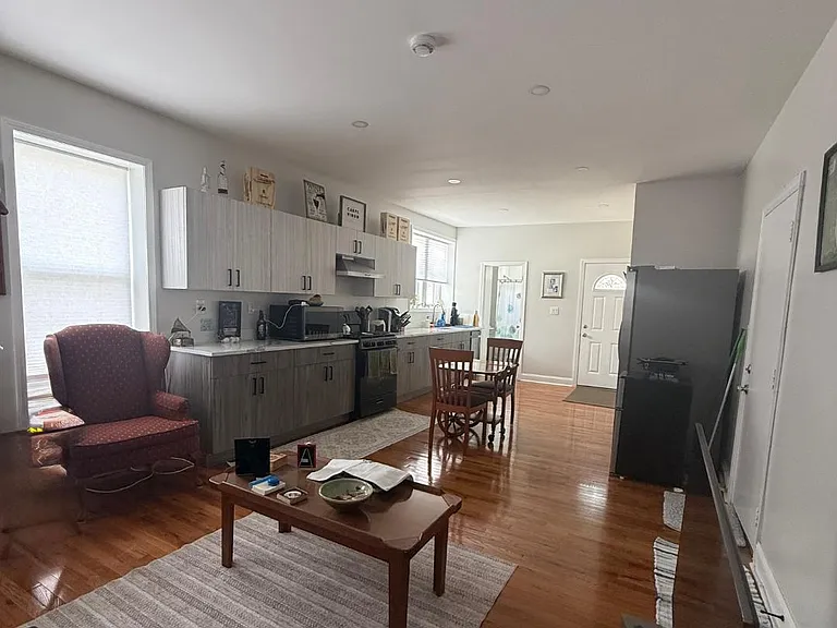 129 Maple Ave #4 — Photo 5