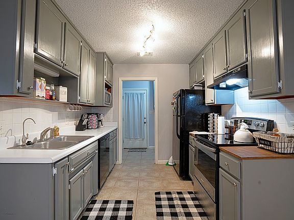 5th image of 4041 Stratford Cir