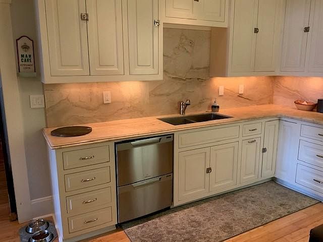 High end finishes in this kitchen including quartz countertops/walls, recessed lights and more!