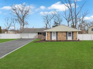 27 Wycomb Pl, Coram, NY 11727