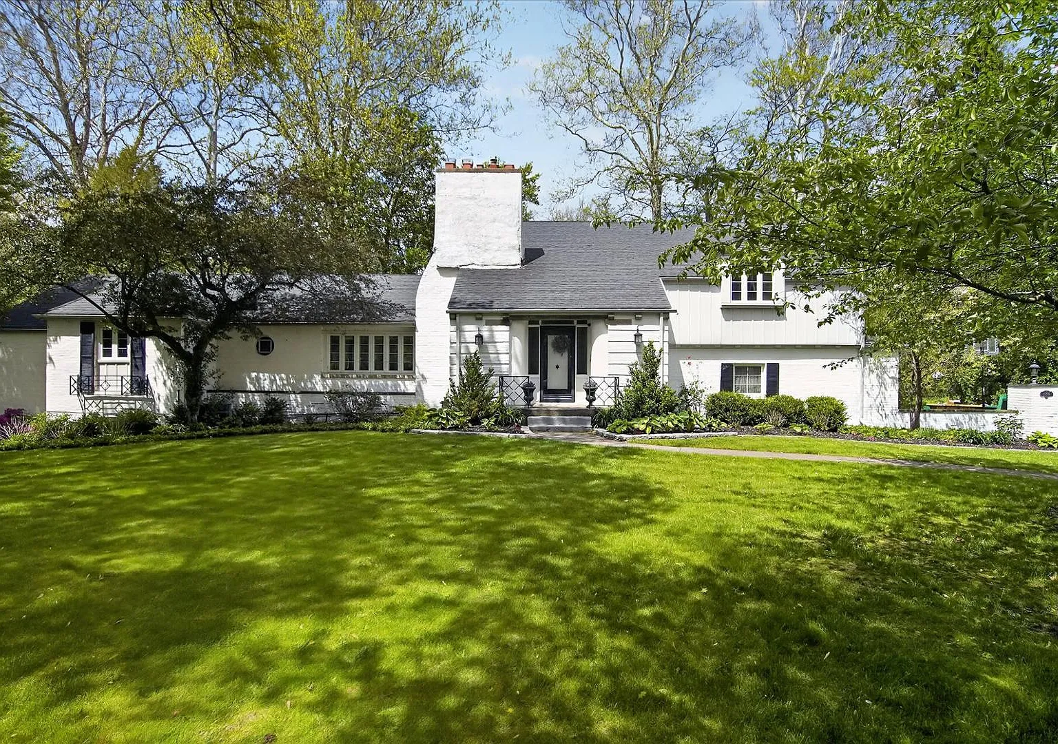 4 bed, 4.0 bath, 4000 sqft, $3,200 — Photo 1