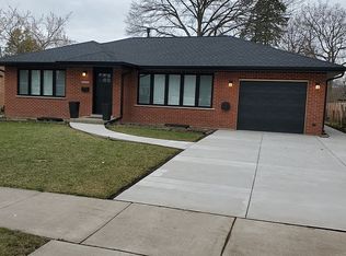 28 N Pine St, Mount Prospect, IL 60056