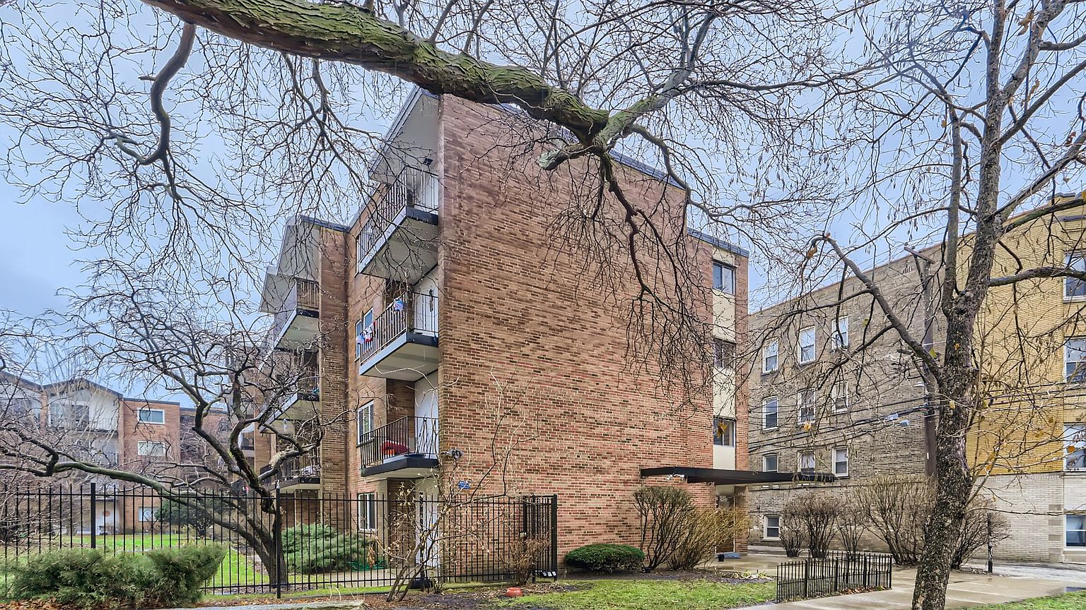 6961 N Oakley Ave Chicago, IL, 60645 - Apartments for Rent | Zillow