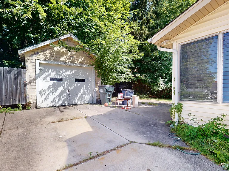 27 Elm St — Photo 3