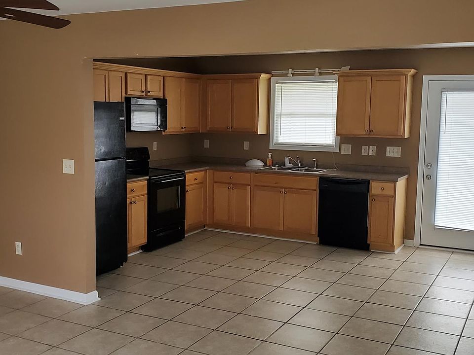 2nd image of 2004 Glades Dr