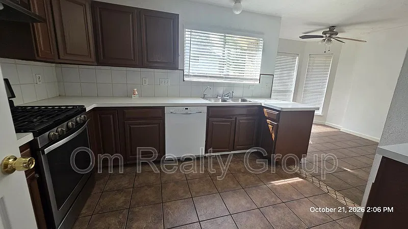 4 bed, 2.5 bath, 2093 sqft, $2,200 — Photo 3