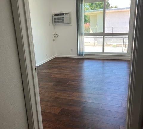 4th image of 940 Linden Ave
