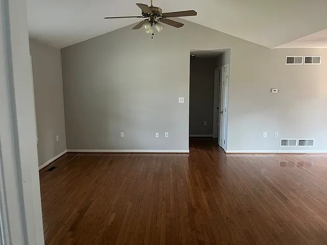 121 Amherst Ln — Photo 3