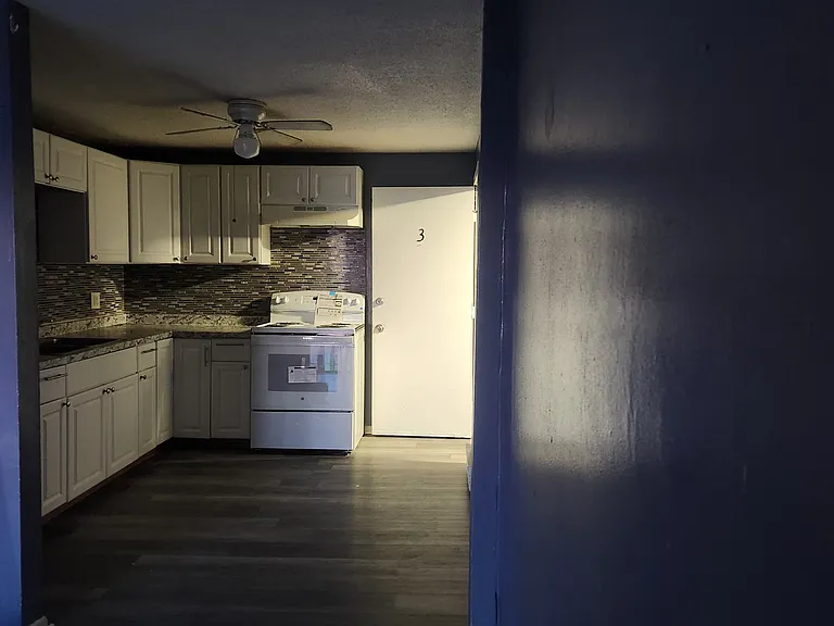 462 N Underwood St #8 — Photo 1