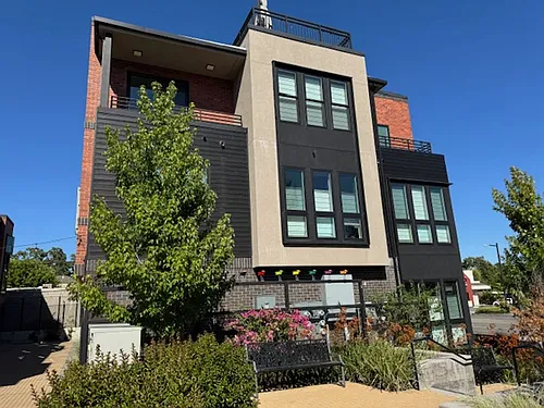 906 Brown Ave Photo 1