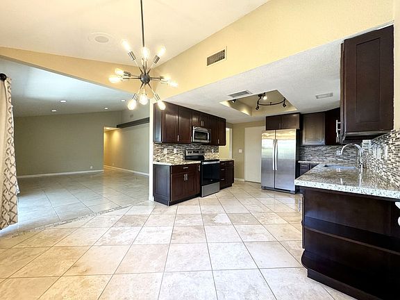 4th image of 79900 Trinidad Dr