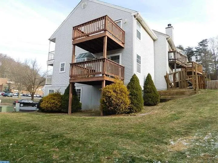 3 bed, 2.5 bath, 1975 sqft, $2,300 — Photo 3
