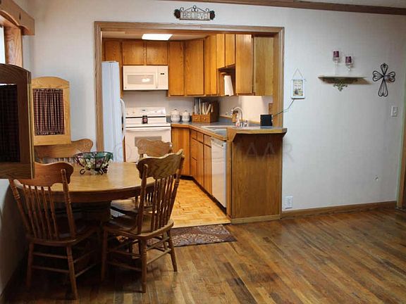 5th image of 206 4th Ave W
