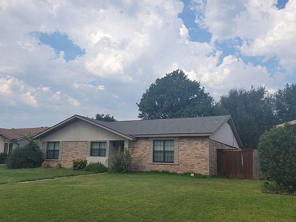 2nd image of 2926 Royalty Dr