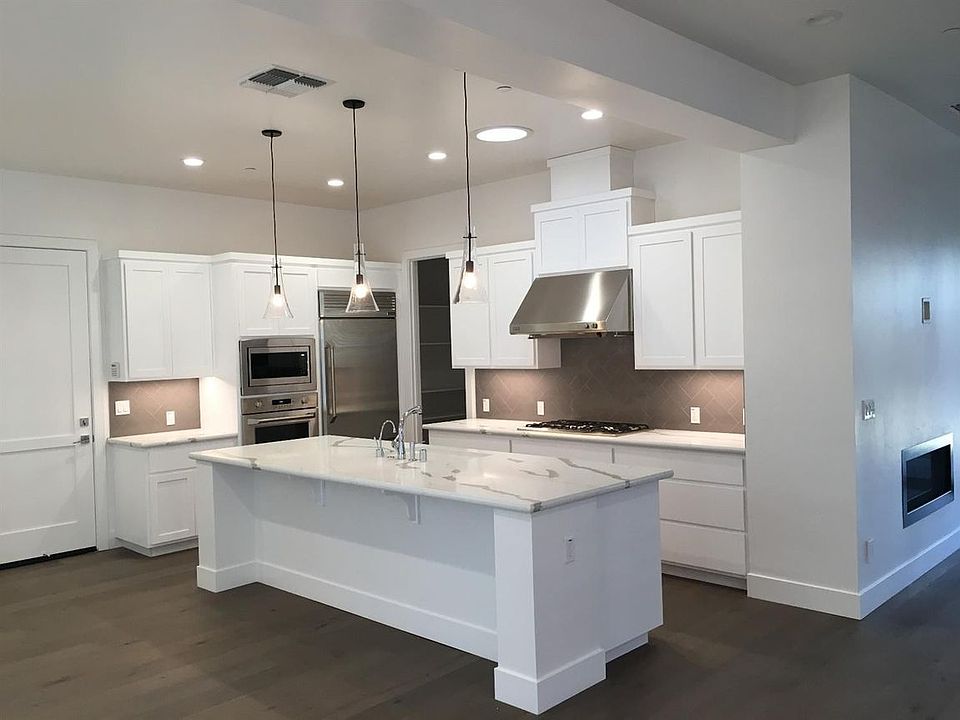 1st image of 233 Palisades Sierra Oaks Ln